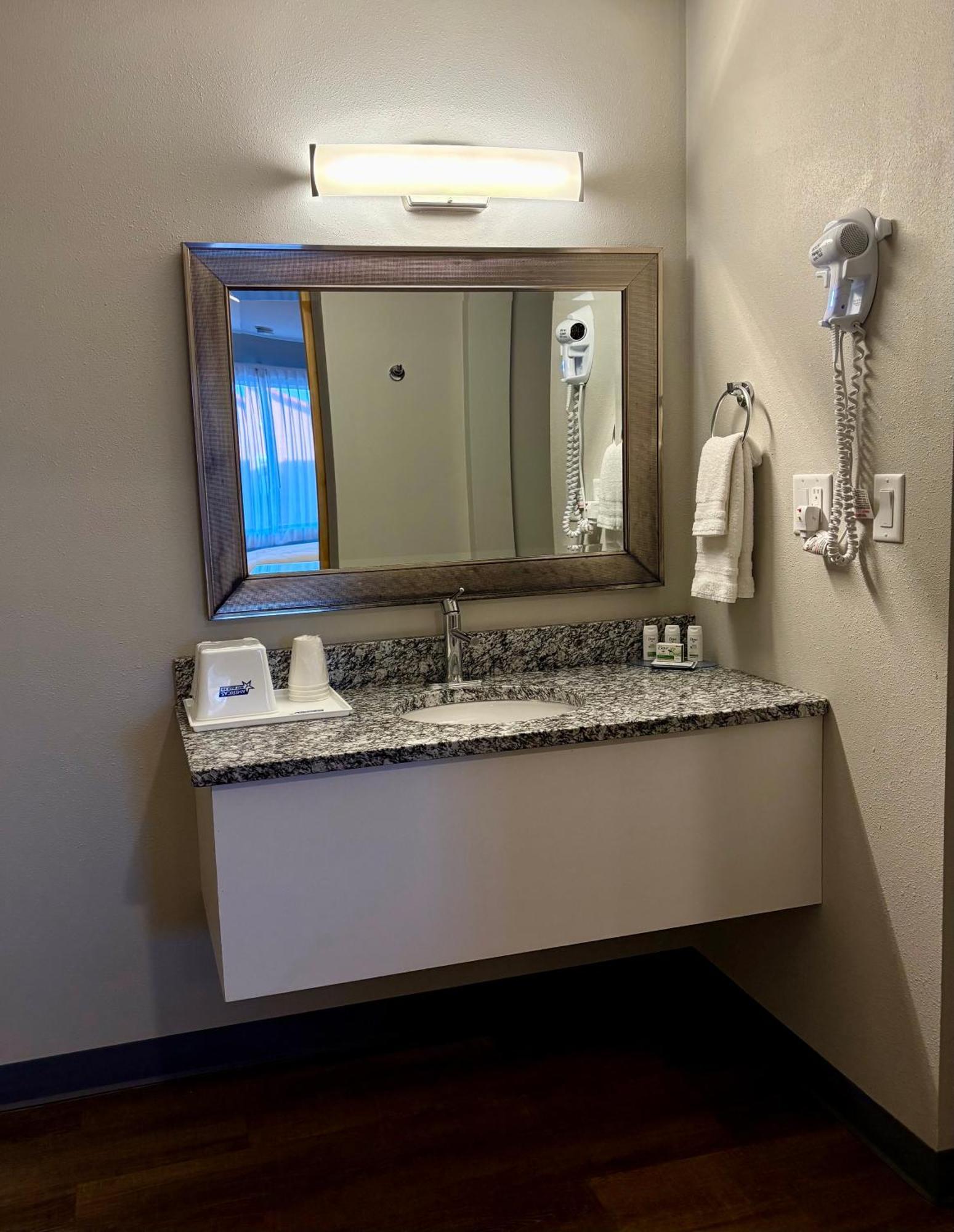 Americas Best Value Inn Wall Exterior photo